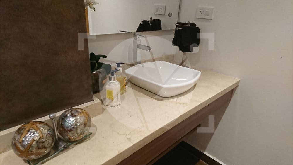 Baño elegante de un hogar familiar muy bien decorado