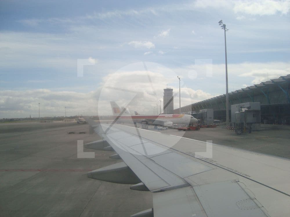 Ala de avión en aeropuerto