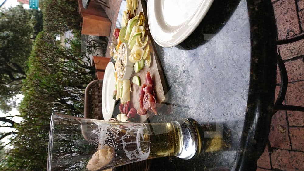 Deliciosa tapa española con cerveza y jamón serrano
