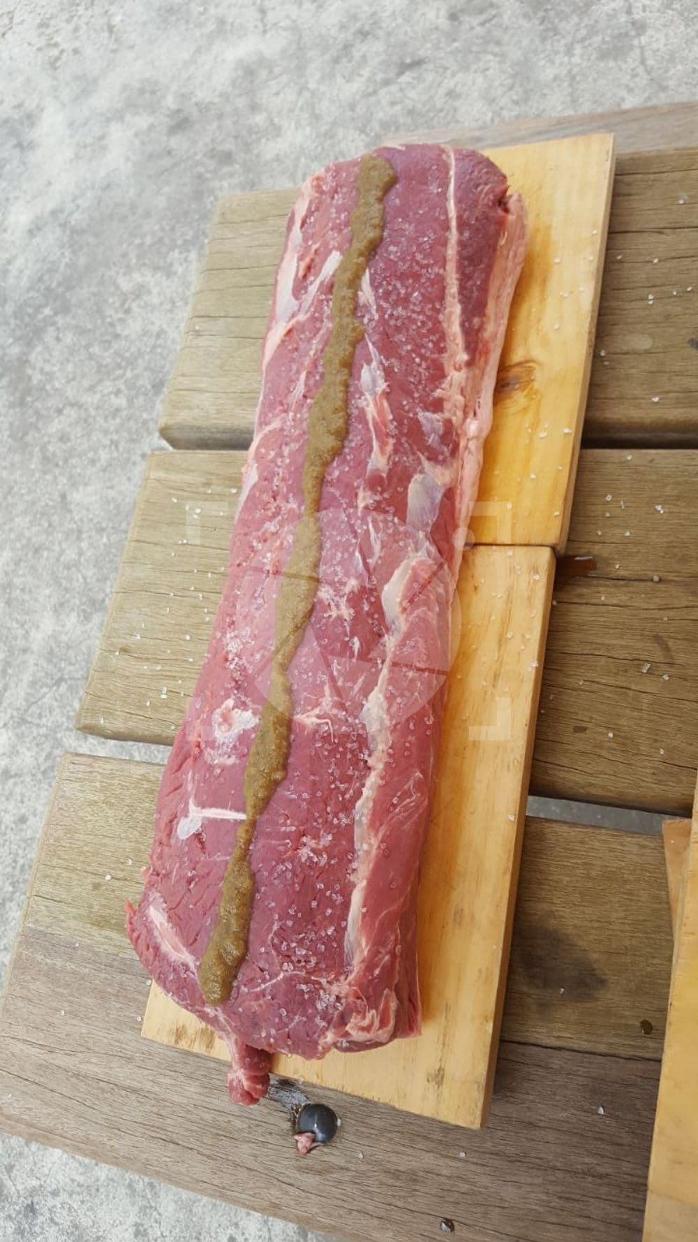 Lomo de falda listo para entrar en la parrilla