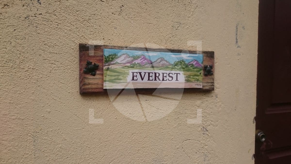 Letrero Casa Everest
