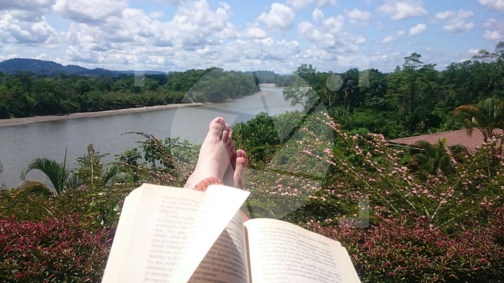 Leyendo en el río