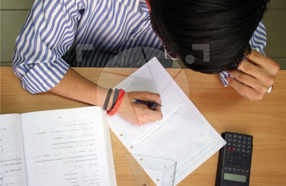 Estudiante estudiando ejercicios matemáticos