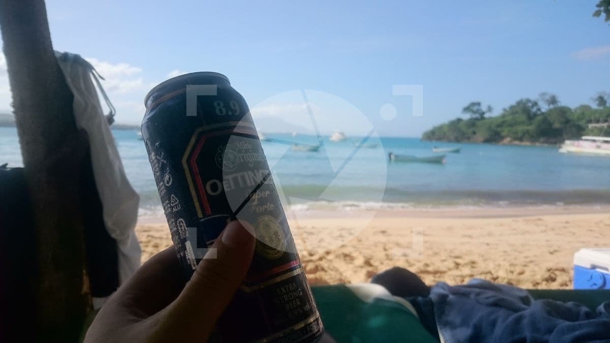 Cerveza playa mar sol