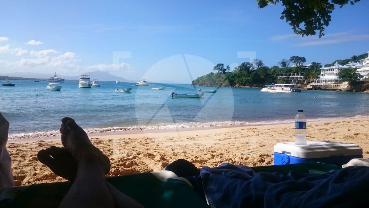 Tarde playa yates mar