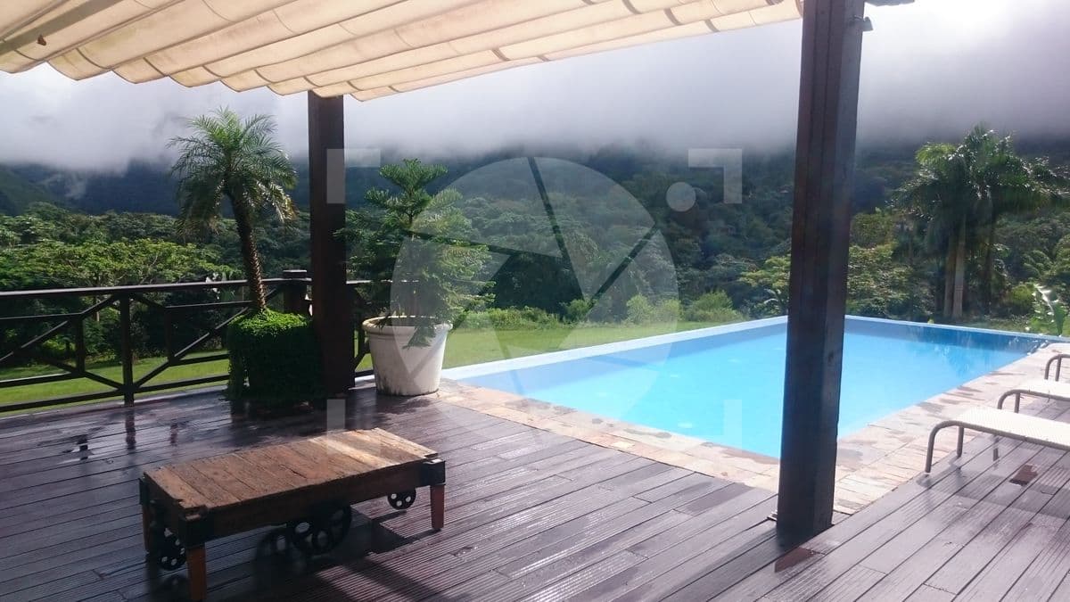  Oasis piscina montañas 