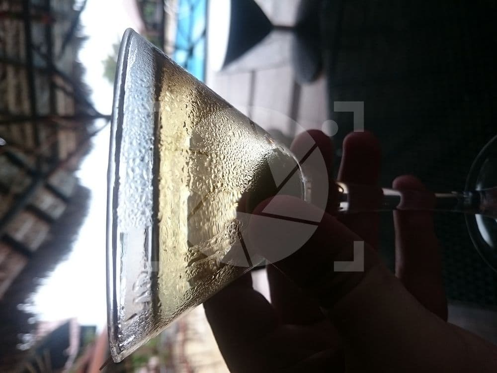 Martini recién servido con fondo de piscina
