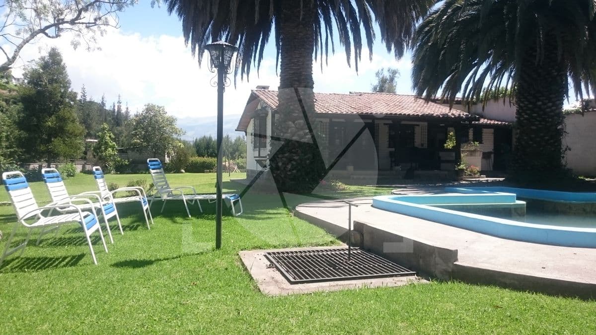 Casa campo piscina sillas