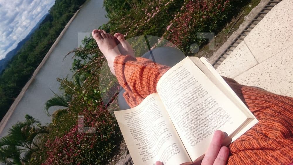 Leyendo en río