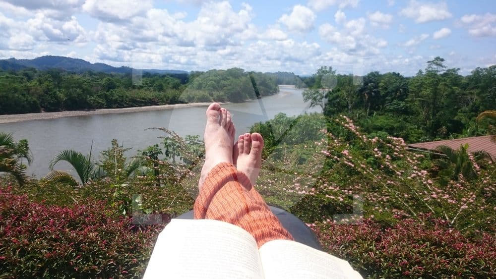 Leyendo en el río