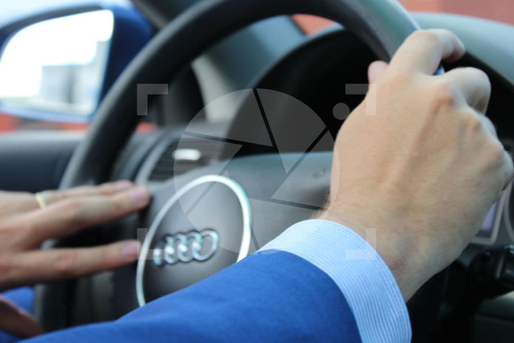 Ejecutivo manejando un AUDI