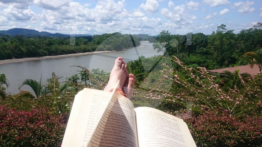 Leyendo en el río